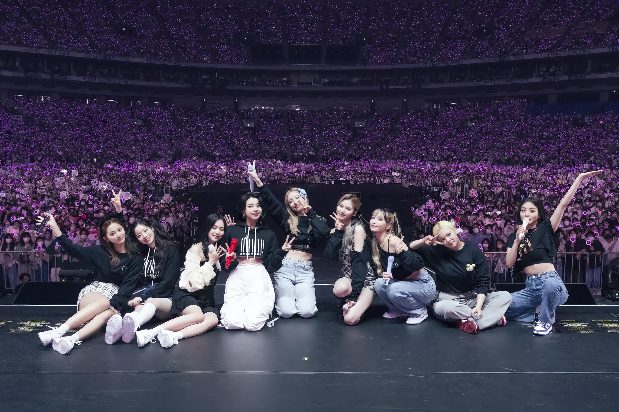 Discovery splash banner for TWICE ARCHIVES | 트와이스기록 보관소 Discord server