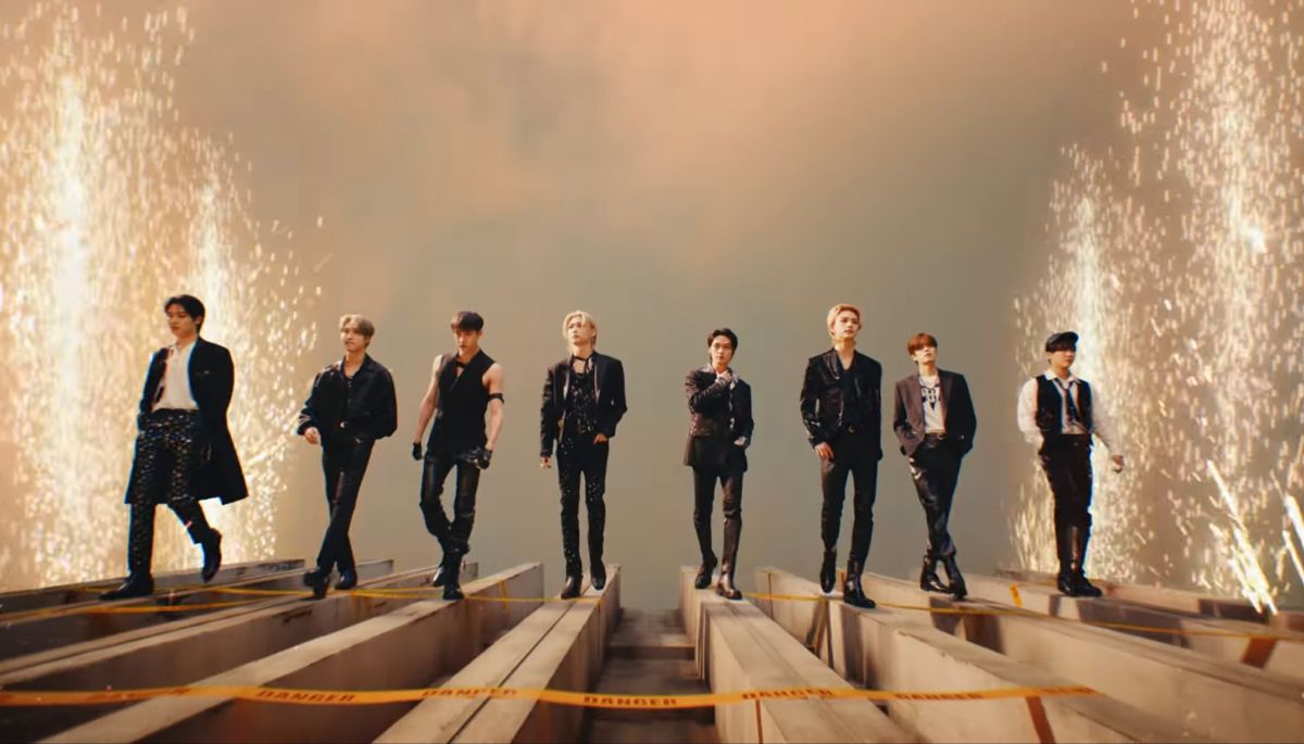 Discovery splash banner for π°π· /SKZ οΉ #DWAEKKI&THAT Discord server
